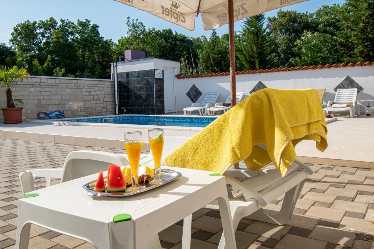 Apartments With Pool In Pula,Croatia Exterior foto
