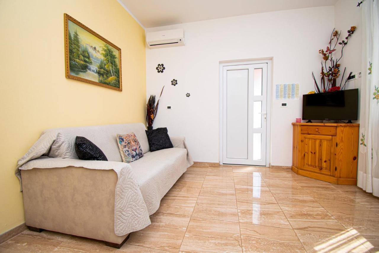 Apartments With Pool In Pula,Croatia Exterior foto