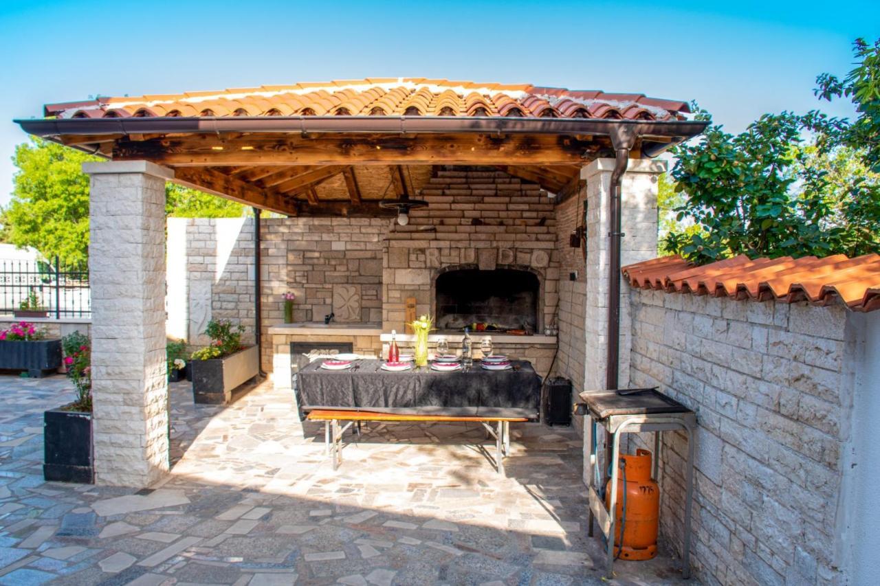 Apartments With Pool In Pula,Croatia Exterior foto